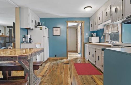 Lead Apartment | Blue Pine Retreat! Hot Tub! Pet-friendly! Views!