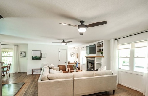 Royal Pines House | Blue Pines Getaway! Cozy home w/deck 15 min to AVL