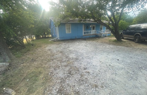 Lone Oak House | Blue Pool House
