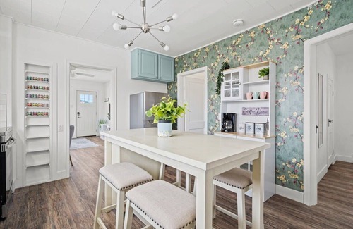 Drumheller House | Blue Raptor I Cozy 3-Bedroom | Huge Private Yard!