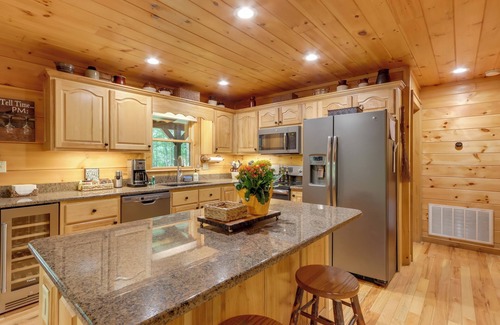 Blue Ridge Cabin | Blue Ridge Cabin Rental w/Hot Tub & Creek Access!