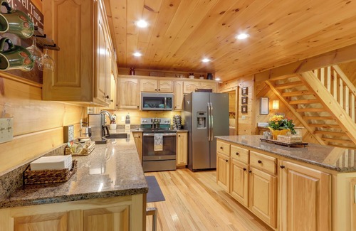 Blue Ridge Cabin | Blue Ridge Cabin Rental w/Hot Tub & Creek Access!