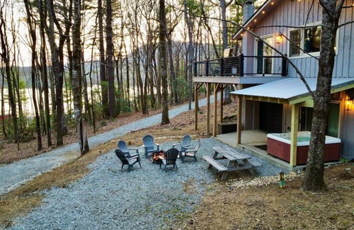 Lake Toxaway House | Blue Ridge Hideaway at Lake Toxaway with Hot Tub