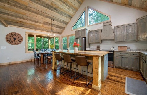 McCaysville Ski Chalet | BLUE RIDGE! Hot Tub! Fire Pit! Air Hockey! FAST Wi-Fi! S'mores!