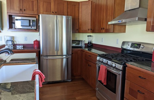 Rambling Ridge House | Blue Ridge MOUNTAIN VIEWS! Jetted Tub, Private, 15 Minutes to Downtown !