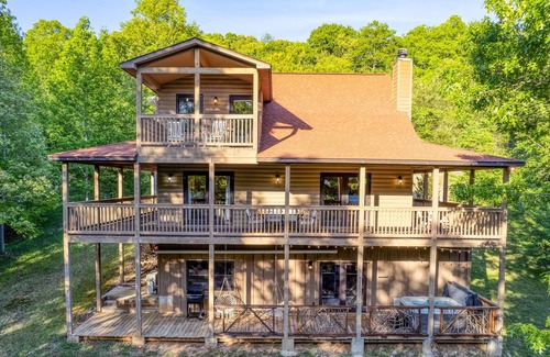 Williamstown Cabin | Blue Ridge Mountain Cabin, Hot Tub and Pool Table!
