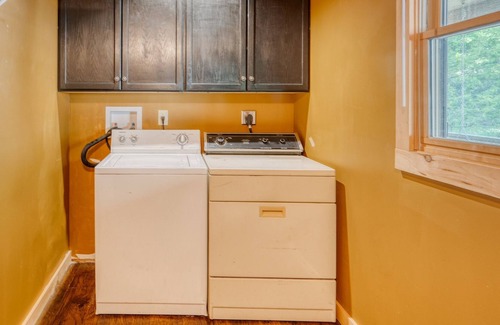 Williamstown Cabin | Blue Ridge Mountain Cabin, Hot Tub and Pool Table!