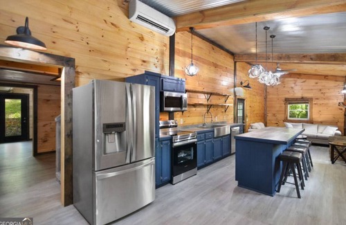 Dial Cabin | BLUE RIDGE MOUNTAINS BARNDOMINIUM nCozy 2-bedroom cabin in charming Cherry Log