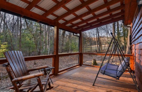 Dial Cabin | BLUE RIDGE MOUNTAINS BARNDOMINIUM nCozy 2-bedroom cabin in charming Cherry Log