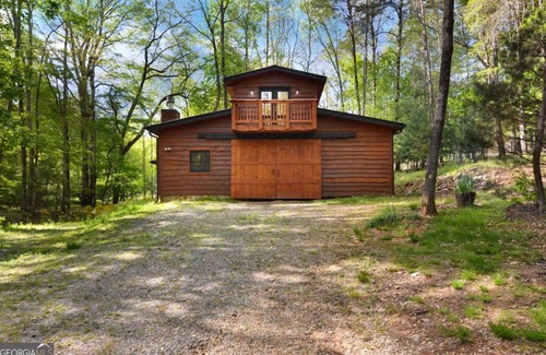 Dial Cabin | BLUE RIDGE MOUNTAINS BARNDOMINIUM nCozy 2-bedroom cabin in charming Cherry Log