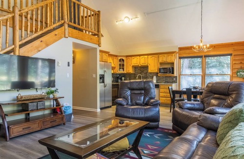 Sunny Slope Cabin | Blue River Basecamp - Brand New Hot Tub! Close to Ski Slopes, Downtown, & More!