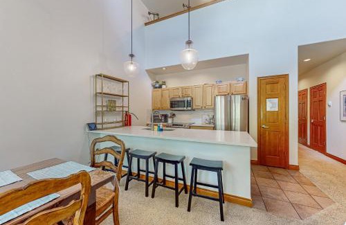 Willow Grove Apartment | Blue River Grove