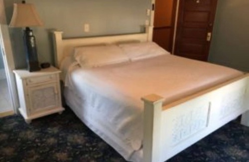 Central Lake Hotel | Blue Room for 2 at The Blue Pelican Inn