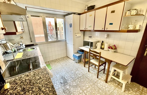 Barakaldo Apartment | Blue Room Near Metro and BEC