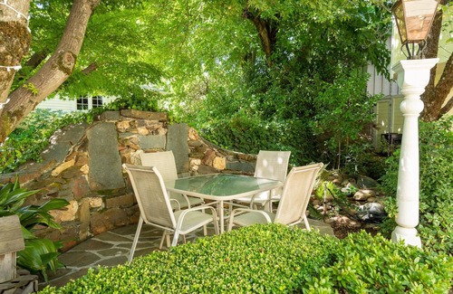 Sutter Creek Apartment | Blue Room | Steps to Wine & Food, Dogs Welcome!