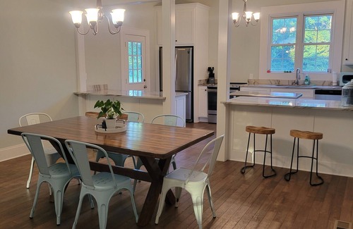 Hartwell House | Blue Rose Bungalow: Downtown vibe w/1896 charm. Lake Life. Gym. Kitchen. Parking