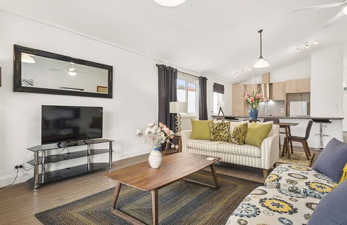 Kyneton Apartment | Blue Rosella on Piper