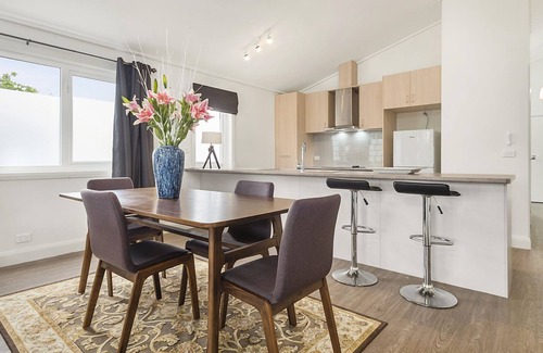 Kyneton Apartment | Blue Rosella on Piper