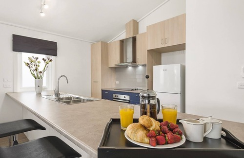 Kyneton Apartment | Blue Rosella on Piper
