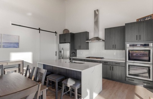 Fish Haven House | Blue Sage Modern Sleeps 27 with Pickleball and Theater
