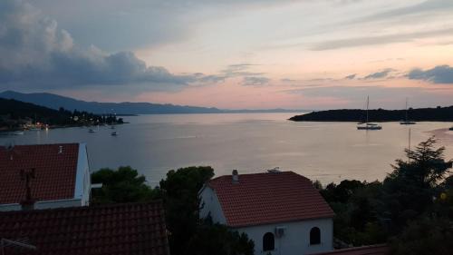 Loviste Apartment | Blue sea blue sky