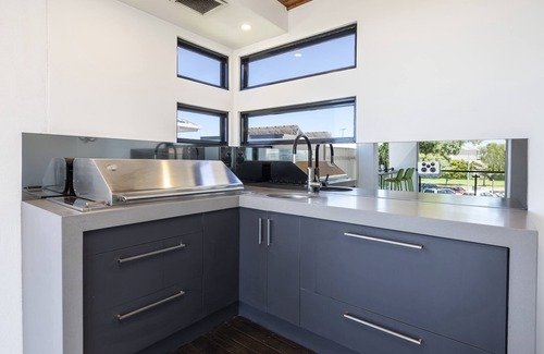 Henley Beach South House | Blue Sea/Sun Sand Surf: Henley Beach Luxe/4BR
