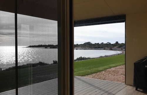 Tumby Bay House | Blue Seas provides absolute beach front in the heart of Tumby Bay