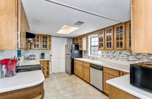 Villa Segunda House | Blue Seashell! Comfort & Convenience Two Blocks from Gulf! Classic Beach Home!