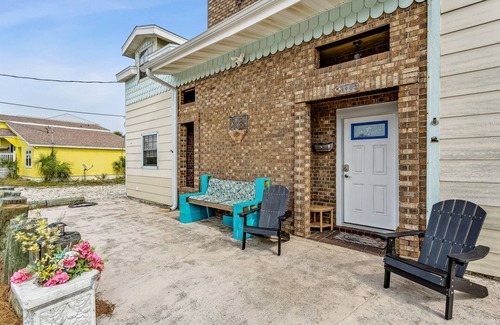 Villa Segunda House | Blue Seashell! Comfort & Convenience Two Blocks from Gulf! Classic Beach Home!