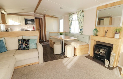 Dinas Cottage | BLUE SKIES, pet friendly, country holiday cottage in Caernarfon
