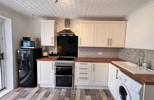 Pentraeth House | 'Blue Sky' 2 Bedroom Enclosed Garden Parking, WiFi