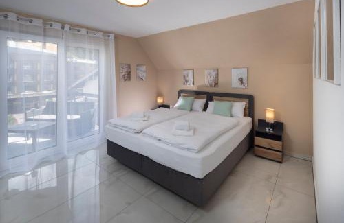 Huzenbach Apartment | Blue Sky Flat, Apartment, 73qm, 4-6 Personen, Neubau Süd-Balkon mit Lounge-Möbeln, Schwarzwald-PLUS inkl 80 Gratis-Attraktionen täglich