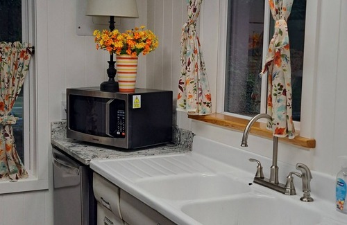 Penrose Cottage | Blue Smoke Cottage - Comfortable Cottage in the Mountains - Hot Tub - Fireplace