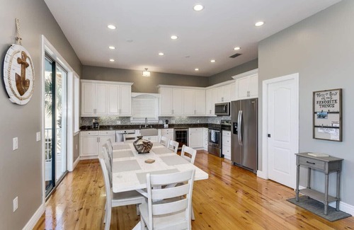 Caribbean Isle House | Blue Sound: Gorgeous LARGE, PRIVATE HOME in Gated Beach Community