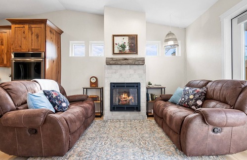 Central Colorado Springs House | Blue Spruce-Close to DT-Hot Tub-Newly Remodeled