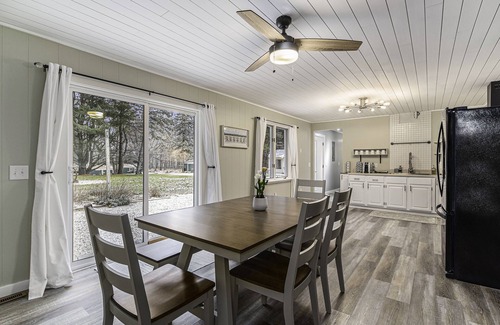 Alden House | BLUE SPRUCE COTTAGE - Modern Lake House w/shared Frontage on Thayer Lake