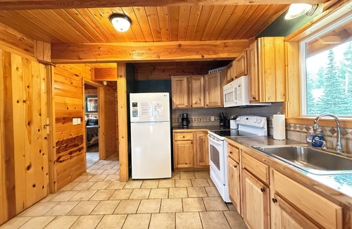 Island Park Cabin | Blue Stone Escape* Close To Snowmobile Trails, 25 Mins to YNP, 2Br - 2Ba, Wifi Access