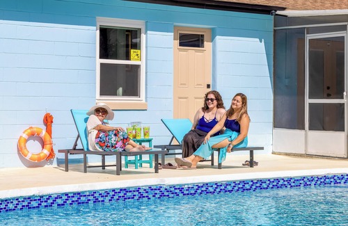 Casselberry House | Blue Villa- 8 PAX-Heated Pool-BBQ -Top Area. Close to Orlando’s Top Attractions.