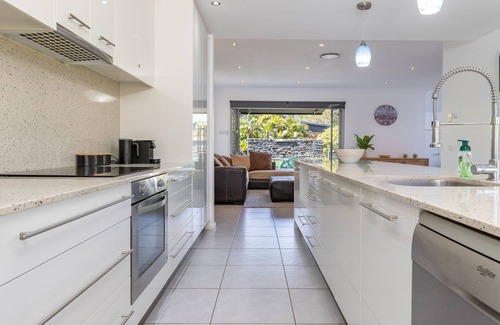 Elizabeth Beach House | Blue Water - between the Beach & the Lake