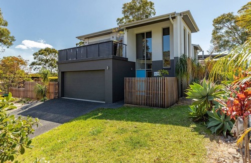 Elizabeth Beach House | Blue Water - between the Beach & the Lake