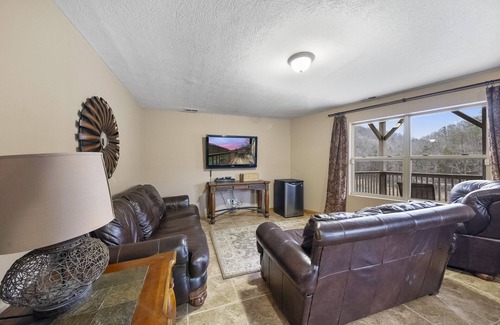 Lakeside Estates House | "Blue Water Lodge" Jump'n Bridge, billiards, hot tub, dock, community pool