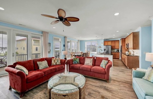 North Carolina Coast House | Blue Water Vista: BEACH HOUSE, POOL, HOT-TUB, ELEVATOR, BOAT DOCK, CANAL VIEWS