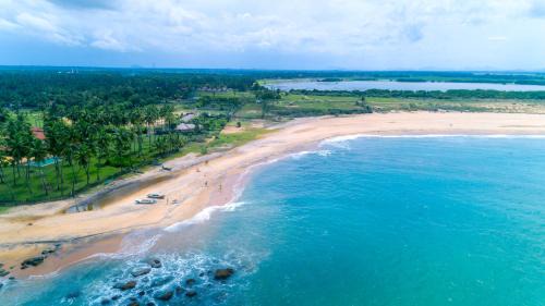 Pottuvil Hotel | Blue Waters