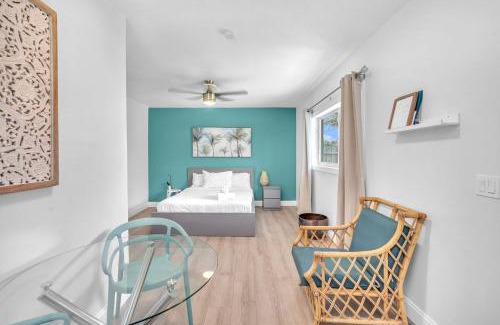 Dania Beach House | Blue Wave Bungalow - 1 1 - Stylish