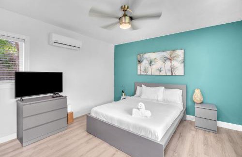 Dania Beach House | Blue Wave Bungalow - 1 1 - Stylish