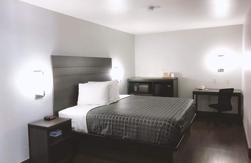 Arena District Hotel | Blue Way Inn By Jasper Near Frost Bank Center -1 King Bed Non Smoking