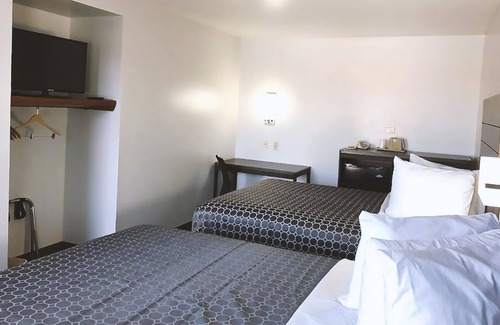 San Antonio Hotel | Blue Way Inn By Jasper Near Frost Bank Center - 2 Queen Bed Non Smoking
