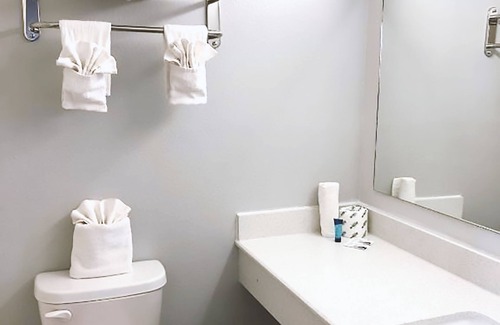 Arena District Hotel | Blue Way Inn By Jasper Near Frost Bank Center