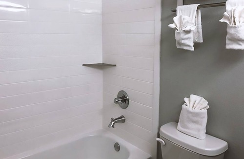 Arena District Hotel | Blue Way Inn By Jasper Near Frost Bank Center