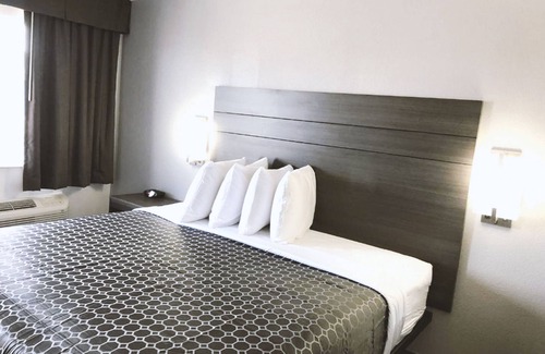 Arena District Hotel | Blue Way Inn By Jasper Near Frost Bank Center